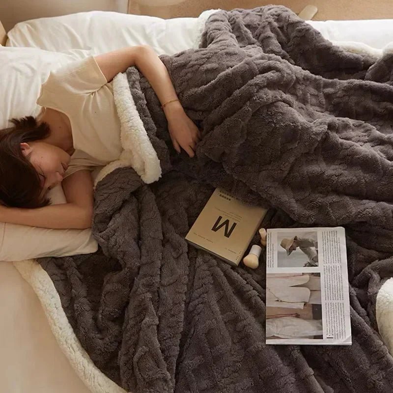 NORDICLOFT – Thick Lambswool Blanket for Winter Comfort