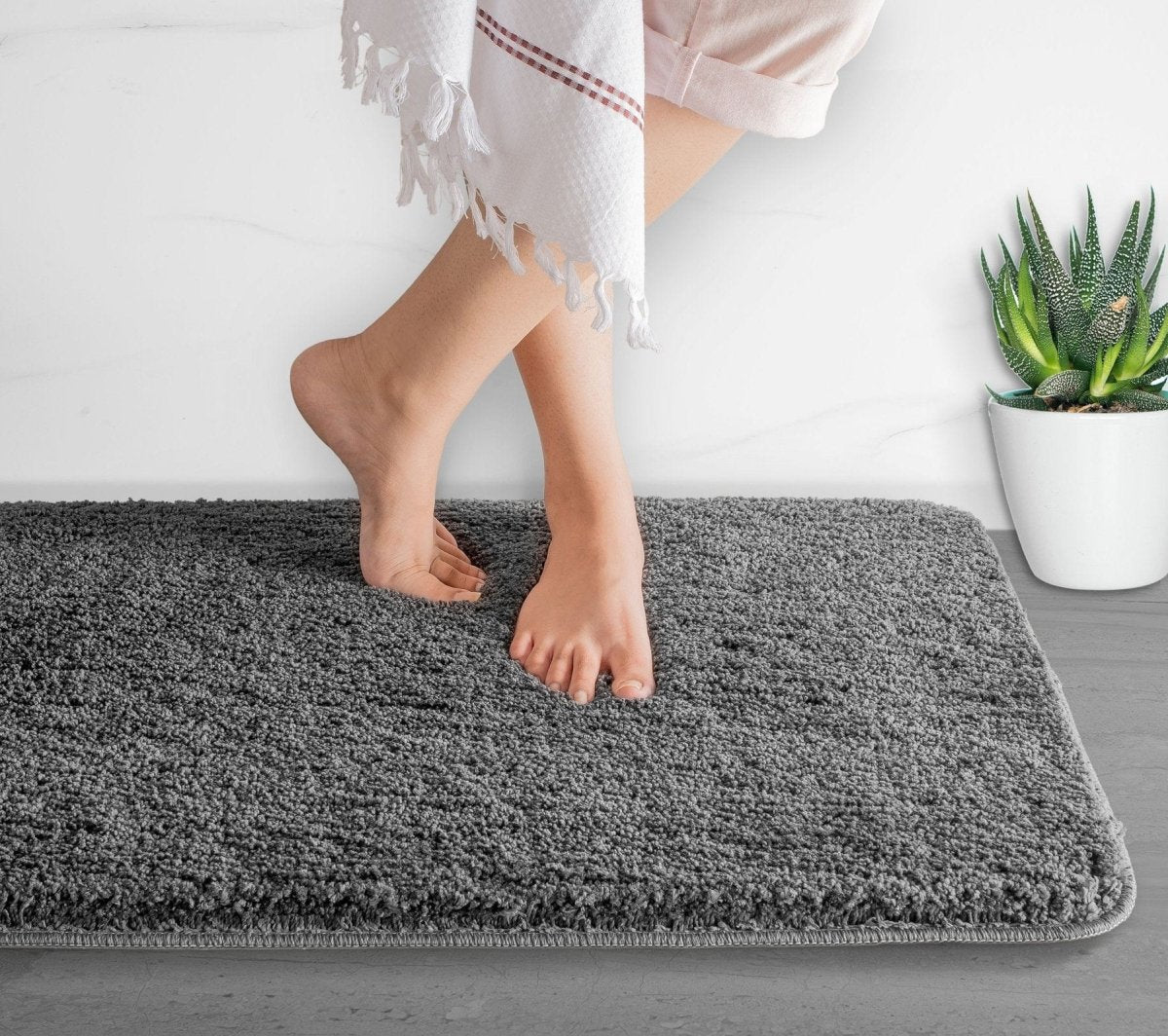 Luxura UltraSoft Bath Mat | Super-absorbent microfiber bathroom rug with anti-slip backing 3