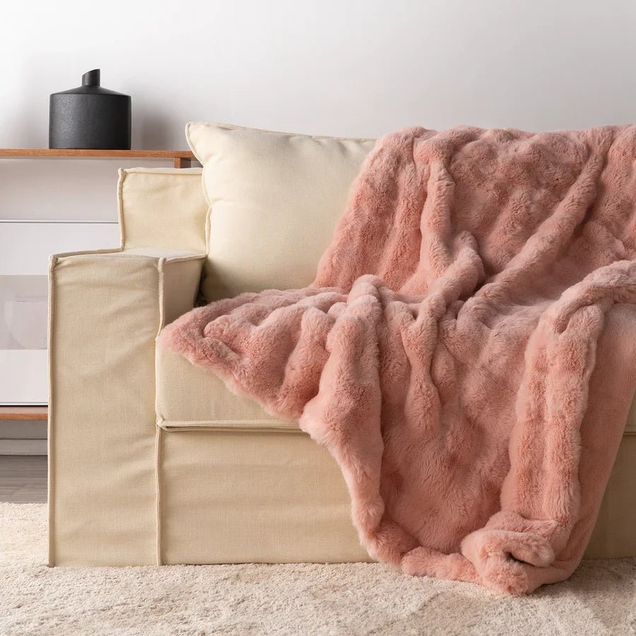ZenithThrow – Lightweight and Luxurious Travel Companion 11