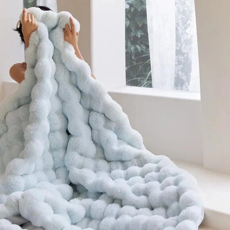 ZenithThrow – Lightweight and Luxurious Travel Companion 2