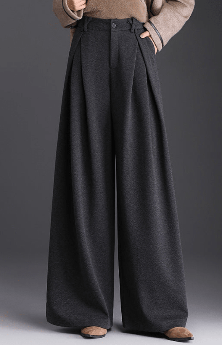 ATELÉRA – Fluid Wide Leg Pants with Deep Front Pleats & Wool-Like Texture