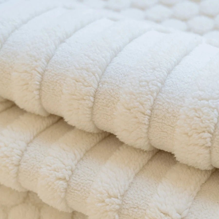 PLUSHCREAM – Thick tufted fleece sofa throw for warm winter coziness 5