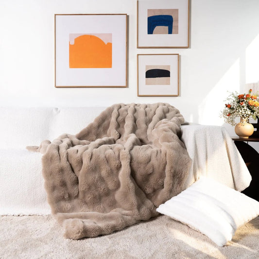 ZenithThrow – Lightweight and Luxurious Travel Companion 0
